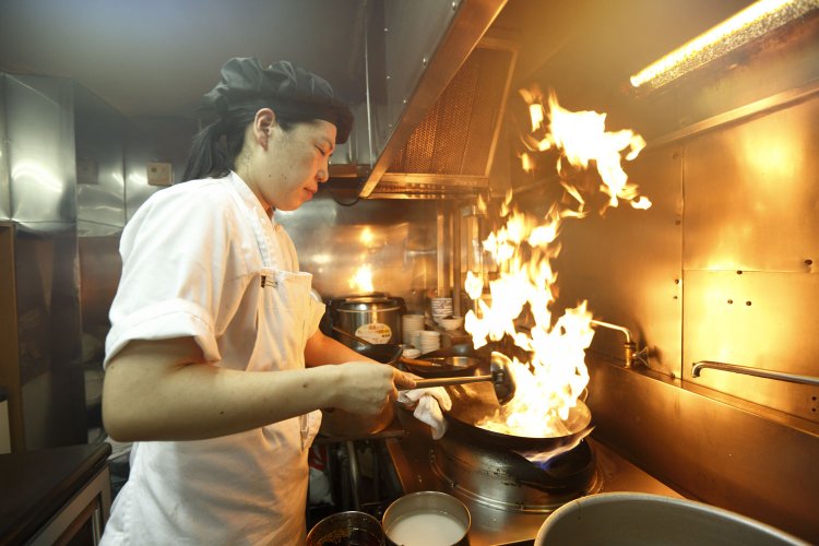 炎を操り、料理を完成させる。