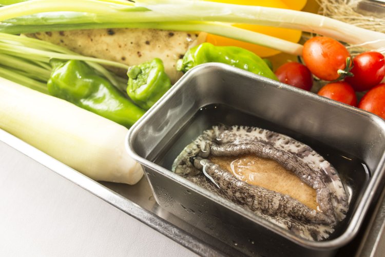 100g前後の活きのいいものを毎日仕入れる。