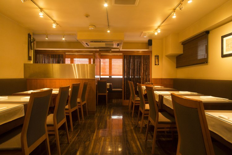 落ち着いた店内。個室風に使える席もあり。