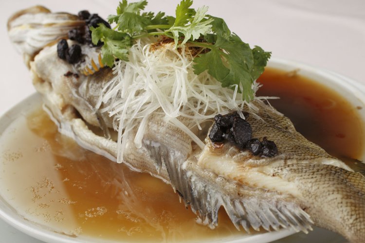 アイナメの香り蒸し6000円。Sサイズの場合は3500円。