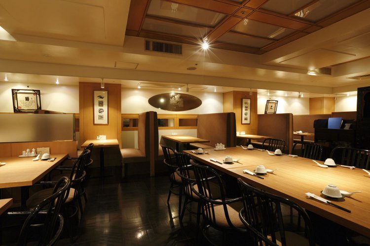 落ち着いた照明でシックな店内。現役の力士をはじめ多くの著名人も訪れるという。