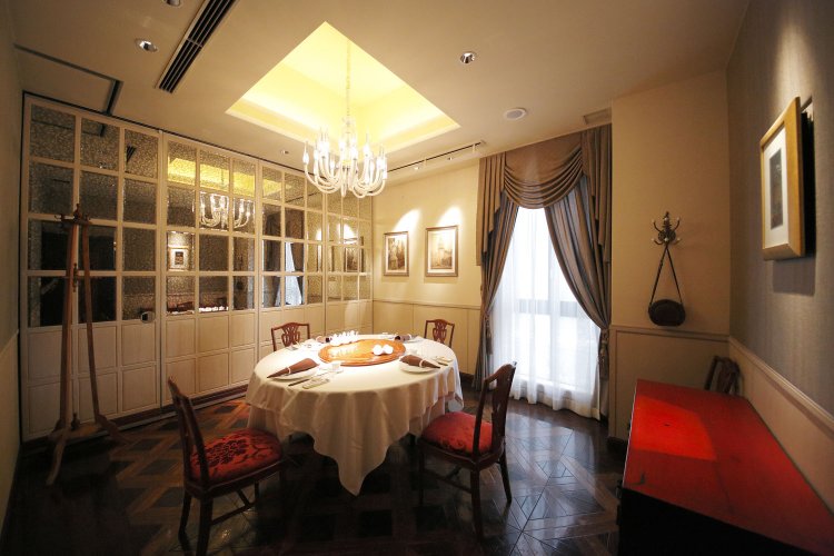 1・2階は広々としたメインダイニング、3階は4名～利用可の個室も。