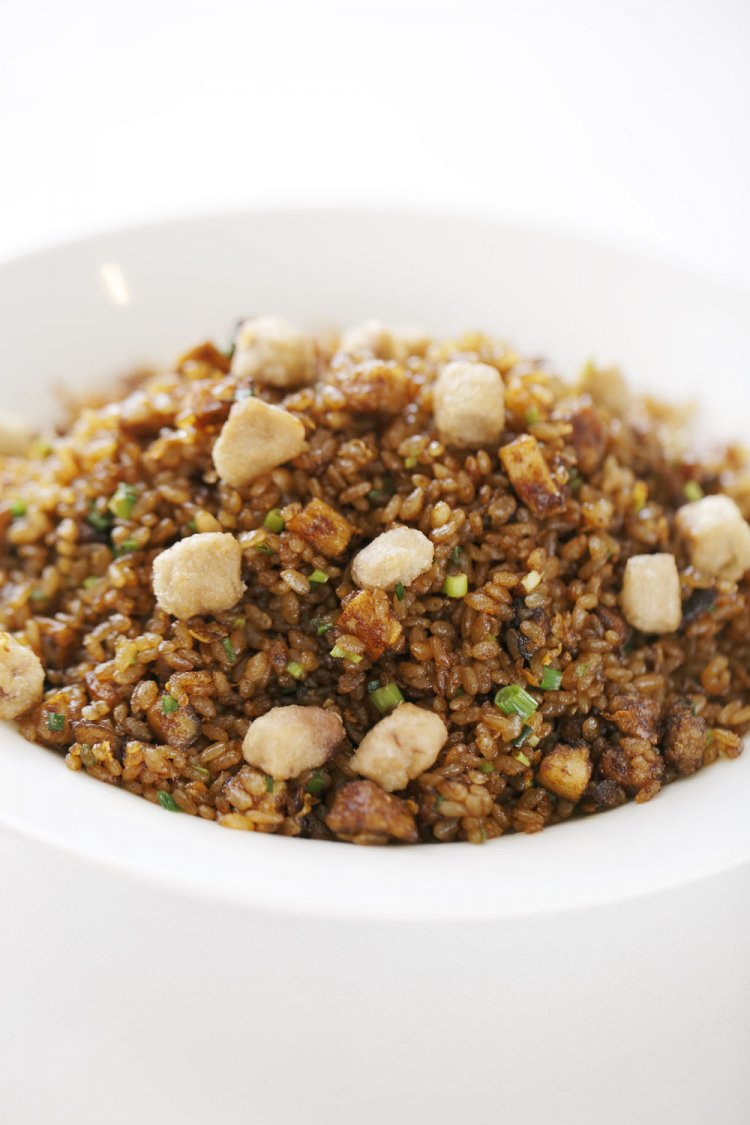 フォアグラとキノコの炒飯2200円。黒い見た目から“黒炒飯“とも呼ば れる。とろけるようなフォアグラとシャキシャキのキノコの食感が絶妙。