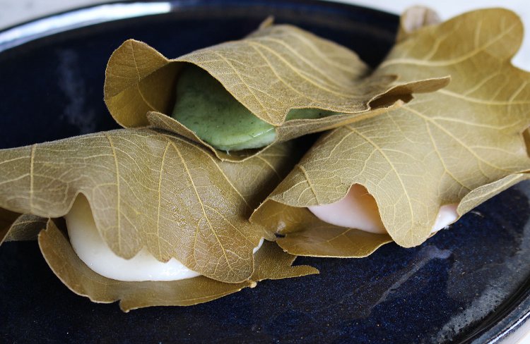 こどもの日の前後につくられる柏餅も名物。