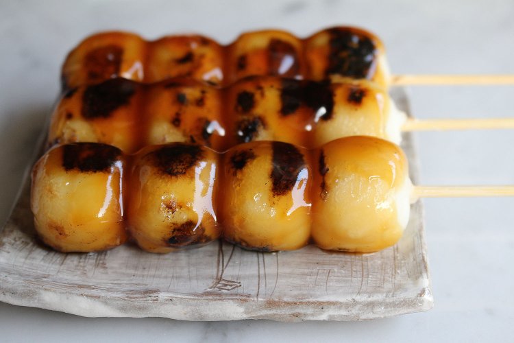 一番人気は香ばしく焼いた焼団子。