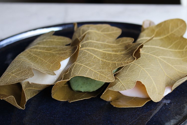 柏餅。左から漉し餡、よもぎ餅の粒餡、みそ餡各210円。