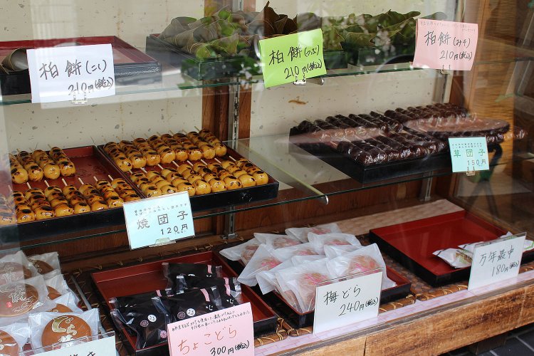 1段目は季節の和菓子、2段目は団子、3段目はどらやきと最中。