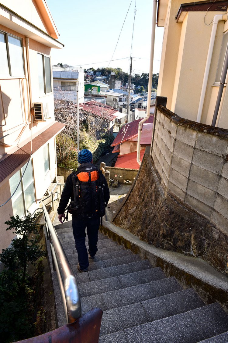 真鶴港周辺には車が通れない裏路地、通称・背戸道が入り組み、迷い込むのが楽しい。