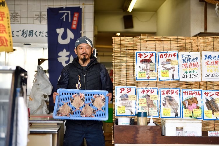 店内の七輪で焼いて試食もできます。