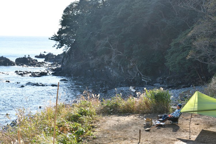 平地のサイトは全26区画。春は海際の区画が日が当たりやすい。