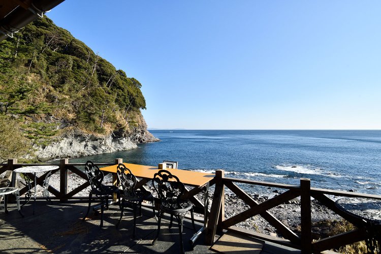 受付のある建物には絶景テラスも。