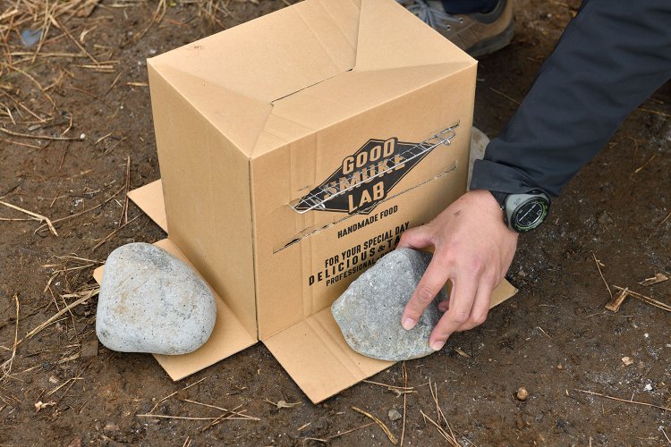 段ボールを石で固定し約2時間待つ。