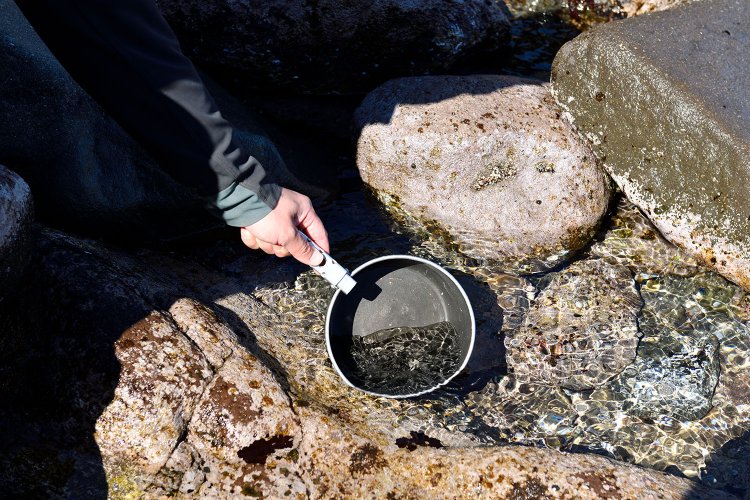海岸に下りコッヘルで海水をくむ。