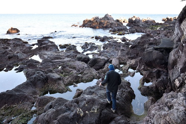 ガンダーラのすぐ南側には、絶好の釣り場となる磯が。