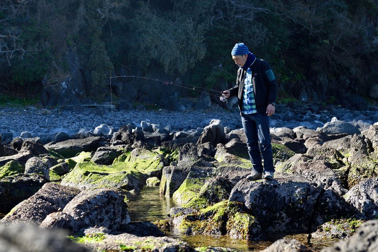 カサゴちゃん、どこにいるかな～。岩の隙間などに仕掛けを落として魚を釣る穴釣りは、初心者でも挑戦しやすい。ボウズだったけど。