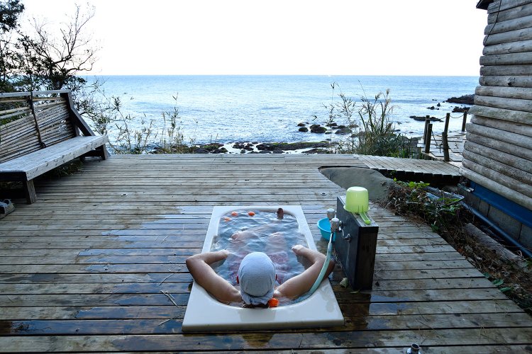 水着着用で入浴の露天風呂は1回500円。日本一開放的なバスタブ？　ほわわ～。体が海にとろけちゃいそう。