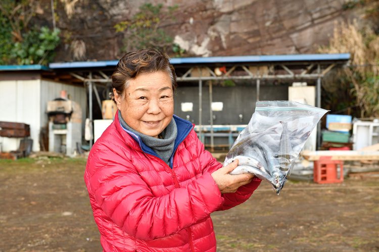 イサキとウルメイワシ、 持ってくかい？（ガンダーラ真鶴・岩間公子さん）