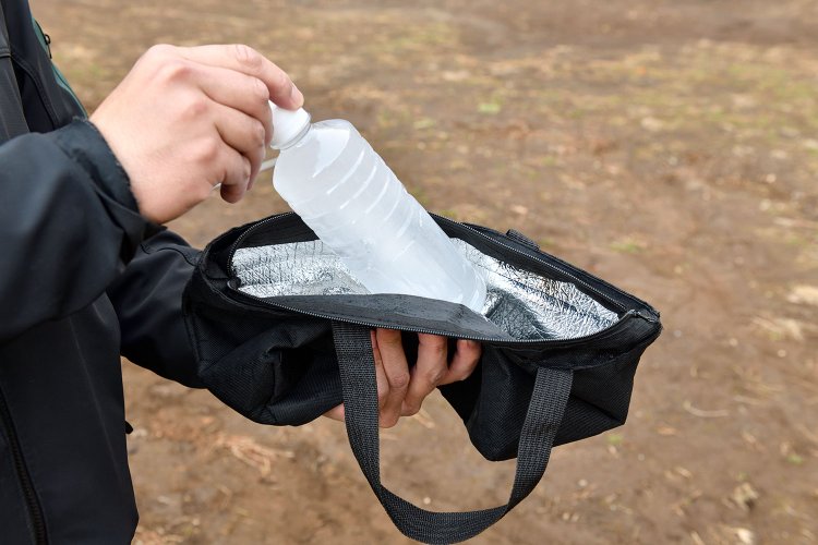 最高気温20℃程度のデイキャンプなら、凍らせた500㎖飲料水で十分保冷剤代わりに。肉などと一緒に保冷バッグへin。溶けたら飲み水や割り水にも！