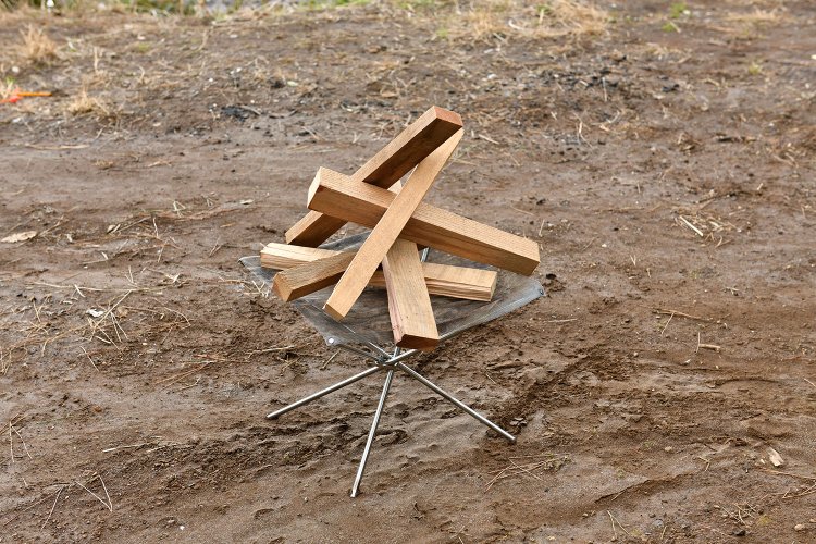 直火NGのキャンプ場が多いので、ソロキャンパー向けの軽量コンパクトな焚き火台を。写真のように500ｇ以下のものも。