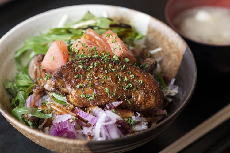 フォアグラ丼1200円はゴマや野菜も満載。フォアグラ＆ステーキのW主役がご飯の上に鎮座する。