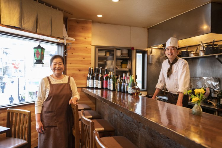 福岡さんを、義母（写真）や妻がサポート。