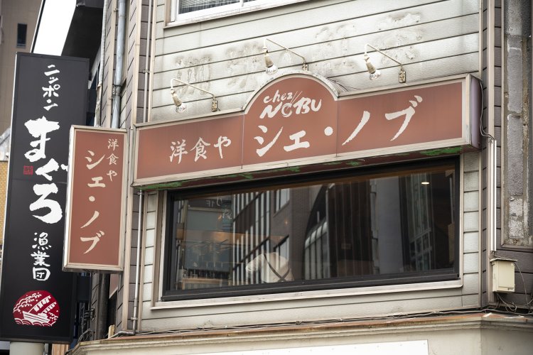 広い窓が印象的だ。