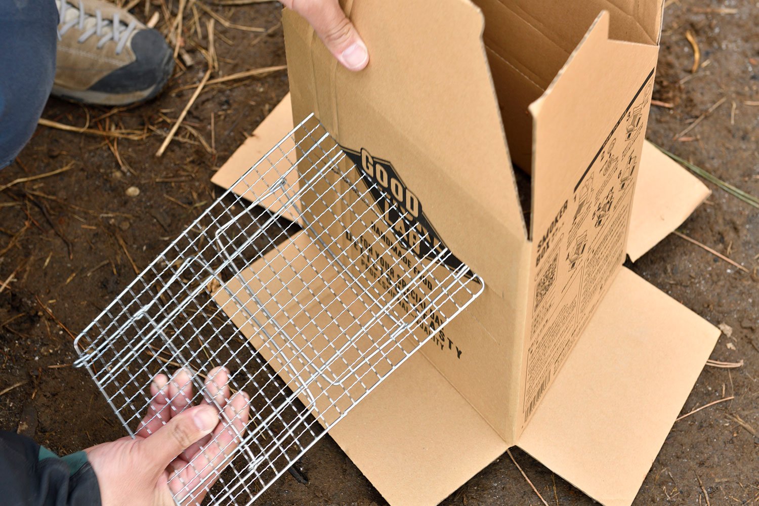 段ボールに網を差し食材を並べる。