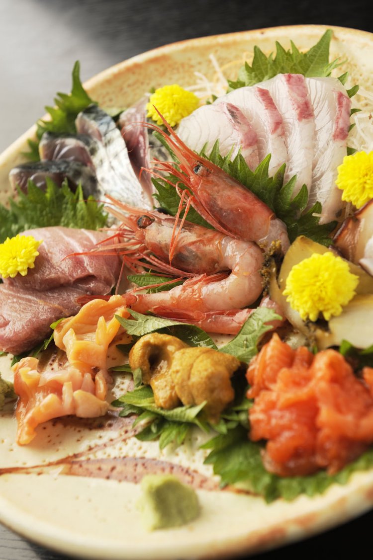 刺し身盛り合わせは1人前1100 円～で、写真は2人前。旬魚が6～9種登場。