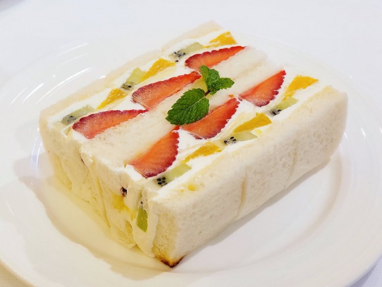 フルーツサンド 1100円。