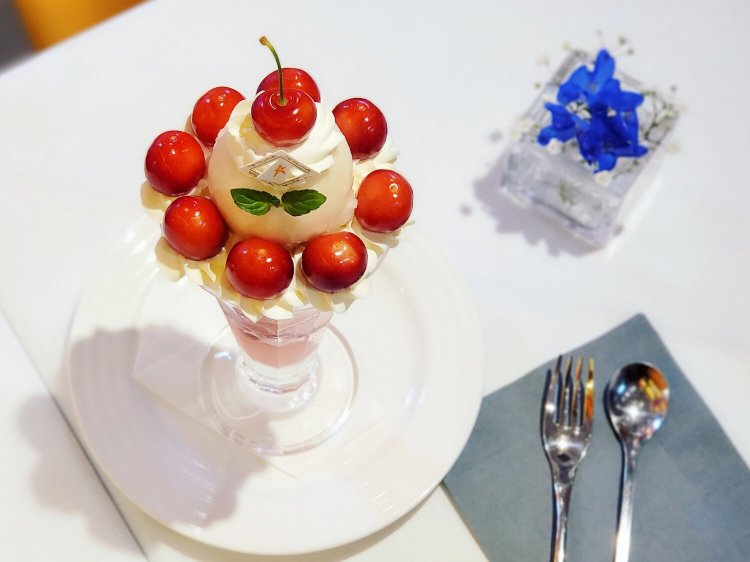 さくらんぼパフェ 2750円。