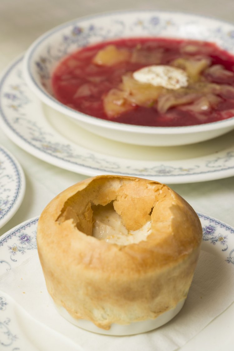 小さな壷焼きセット2200円はボルシチ、ピロシキ、紅茶付き。昼は紅茶なしで1700円。