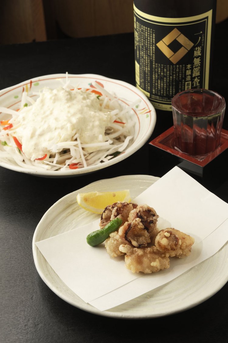 手前から活タコの唐揚げ780円、ホタテ大根サラダ730円、一ノ蔵1合620円。