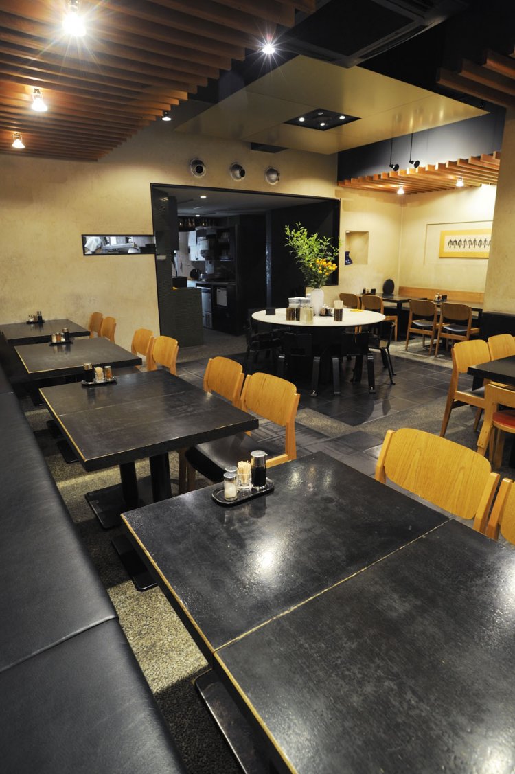 広々。夜は居酒屋利用も多い。