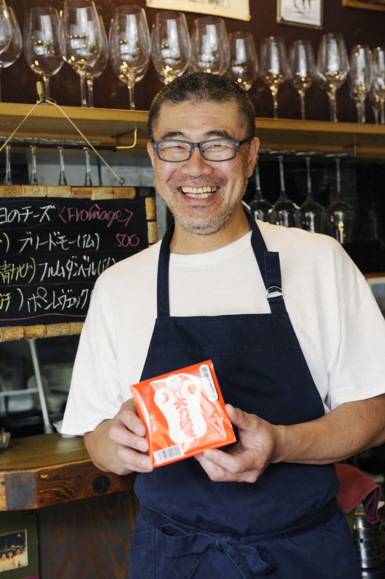 魚沼出身の柳瀬さんが持つのは地元産納豆。