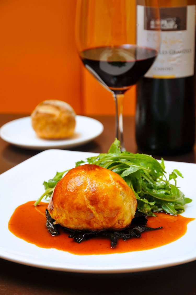 3300円のコースの主菜、仏ドンブ産の鶉とフォワグラのパイ包み焼き（＋700円）、天然酵母パン、グラス990円。（要予約）