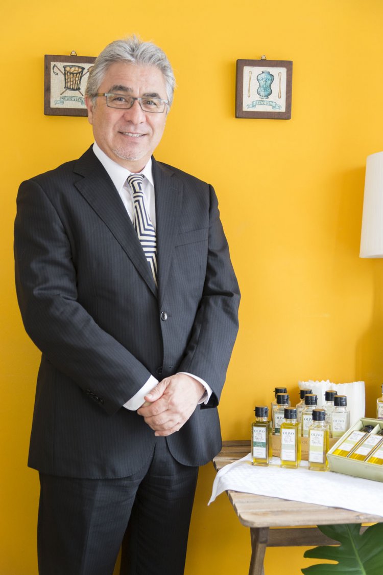 代表のカンチェーミさん。販売もあり。