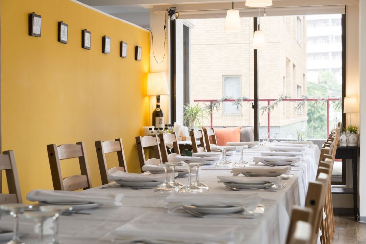 2階のダイニング。気さくな1階席もあり。