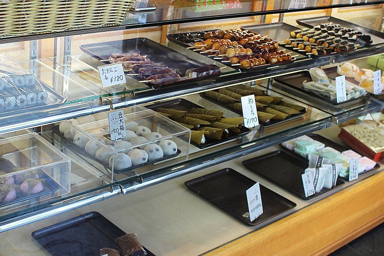 和菓子に加えておにぎり、いなり寿司、のりまきも並ぶ。