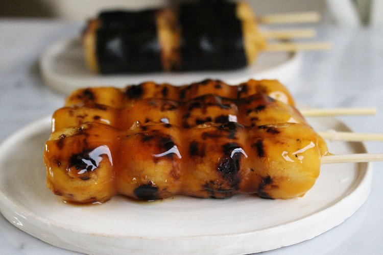 手前はみたらし団子、奥は海苔だんご。1本各120円。