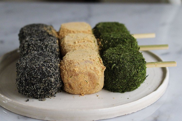 小梅団子1本200円。