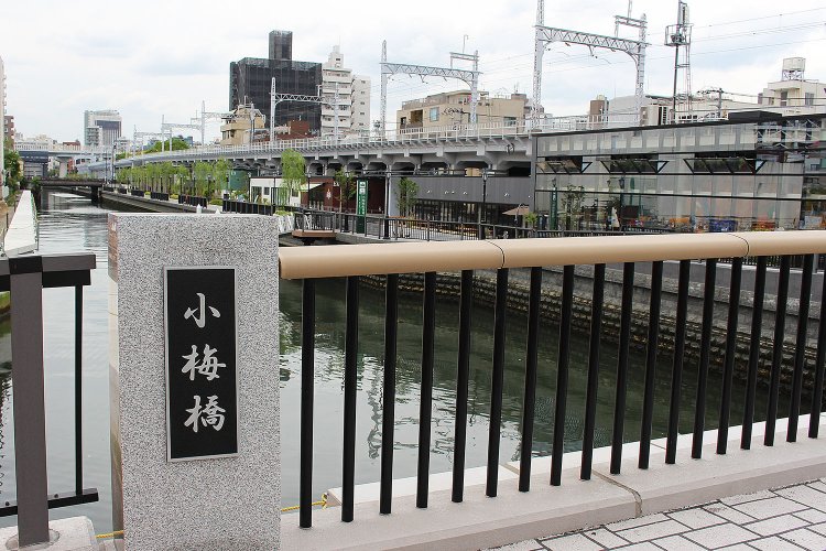 橋や通りに「小梅」の名が残る。奥に見えるのは源森橋。