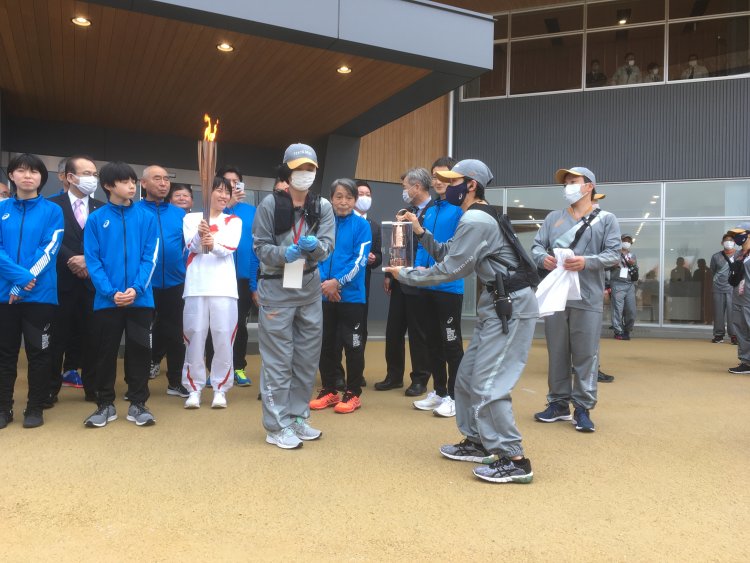 大熊町での聖火リレーはこれで終了。聖火を隣町まで車で運ぶために、ランタンに炎を移した。燃料は灯油だ。