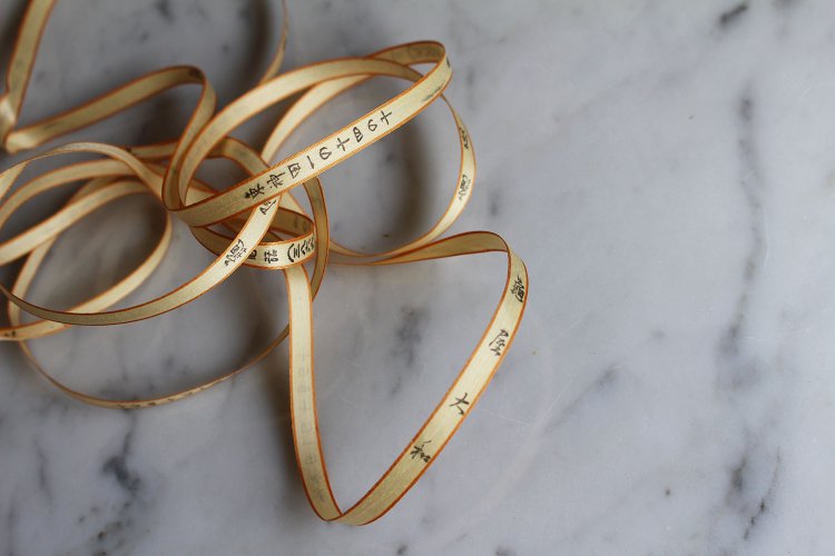 菓子折に結ぶ平紐が味わい深い。明治36年（1903）創業の平紐工業がつくる。