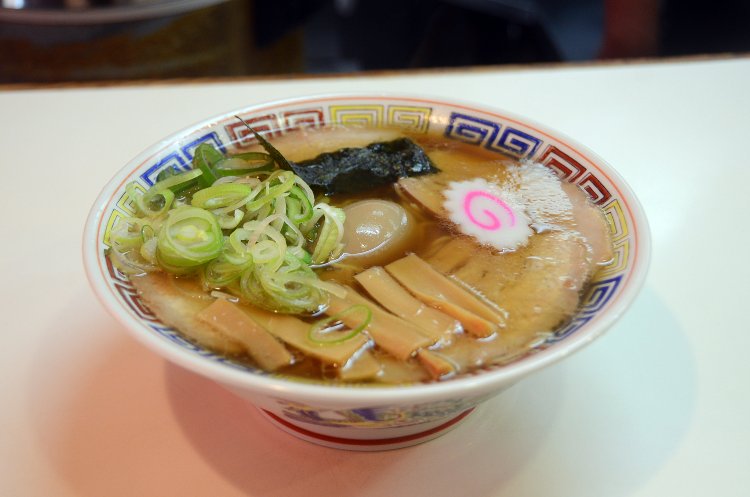 お店自慢のマツマルラーメン1050円。芸能人でもファンが多い荻窪ラーメンの代表格でもある。