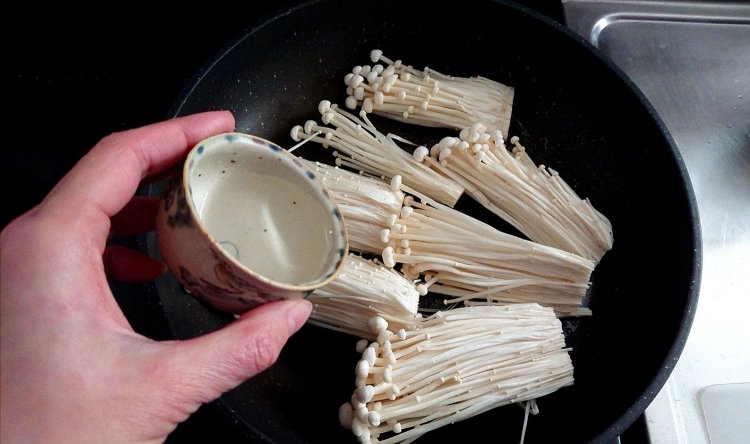 フライパンにエノキ