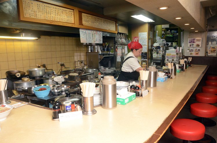 オープンカウンタースタイルの店内。厨房の様子もしっかり見える。