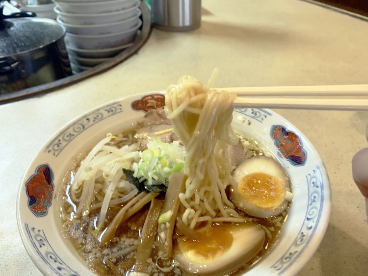 麺は中太のストレートタイプ。スープともよく絡んでツルツル・シコシコの食感がたまらない。