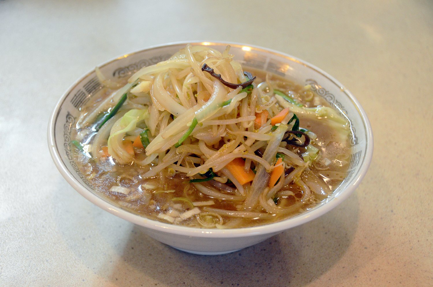 もうひとつの人気メニュー、タップリ野菜そば800円。その場で調理してくれる野菜炒めがたっぷりと乗ったボリューミーな一杯だ。