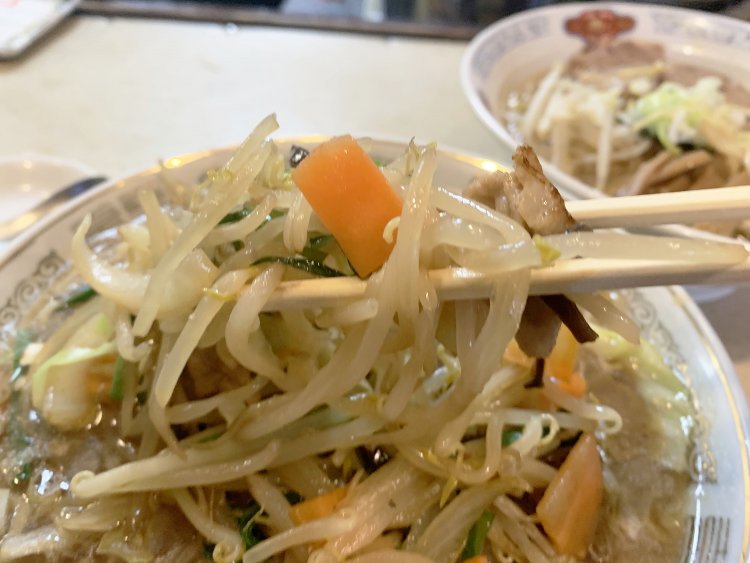 山盛りに盛られた野菜炒めはなんと290グラム！　1日の野菜摂取目安量の80％がこの一杯で採れるという計算に。