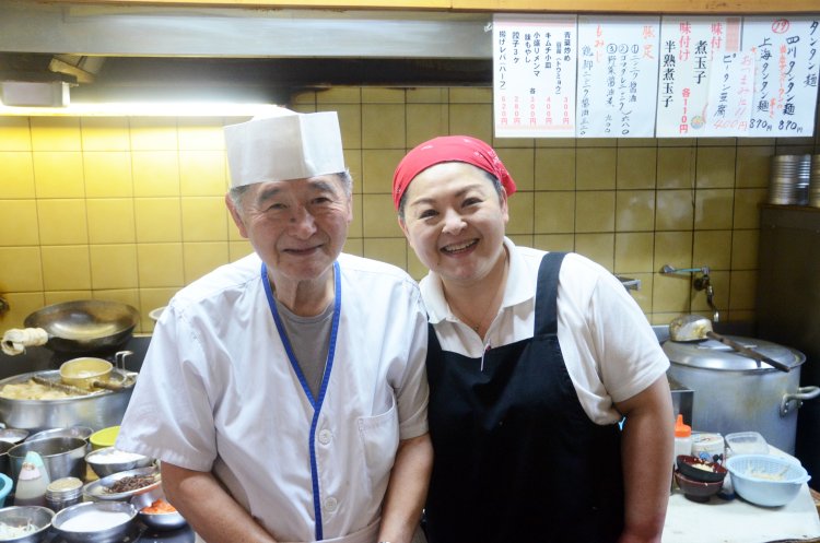店主の青柳禎一さん（左）と娘の磨島貴子さん（右）。親子の仲睦まじい掛け合いも荻窪の日常と言える。